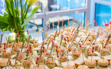Stand avec cocktail traiteur lors d'un salon professionnel